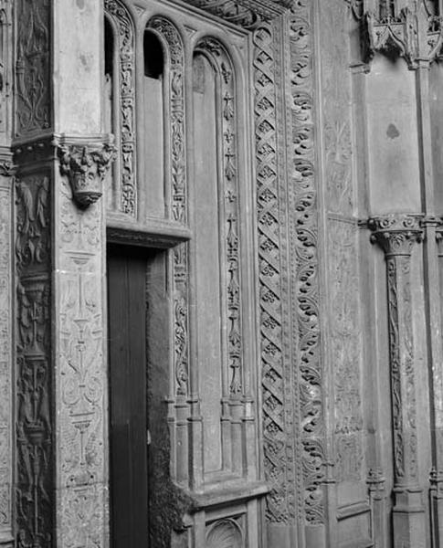 Troisième travée sud, quatrième section : ancienne porte d'accès à une chambre de marguillier percée dans la claire-voie et encadrement à décor de candélabre, frises de palmettes, d'hermines couronnées de Bretagne, colonnettes et chapiteaux à feuilles d'acanthe.