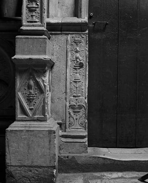 Treizième travée nord, pilastre de jonction entre la troisième et la quatrième sections, face du socle : décor de candélabre, oiseau perché sur un vase. A droite, le jambage gauche du chambranle de l'ancienne porte d'accès à une chambre de marguillier est constitué d'éléments provenant de deux pilastres différents à décor de candélabre, le pilastre supérieur a été remonté à l'envers.