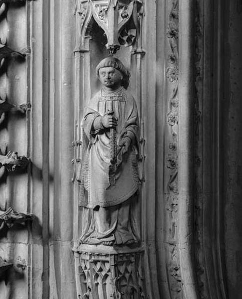 Troisième travée sud, claire-voie de la troisième section, arc en anse de panier soulignant l'ancienne ouverture sur le choeur, côté gauche à l'horizontale : clerc en haut-relief sur une console tenant un encensoir (seule la chaîne subsiste).