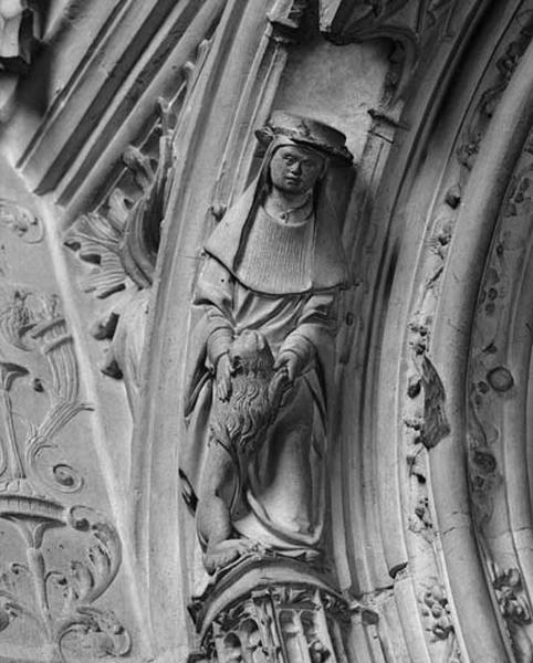 Troisième travée sud, claire-voie de la troisième section, arc en anse de panier soulignant l'ancienne ouverture sur le choeur, côté gauche : saint Jérôme en haut-relief sur une console avec le lion.