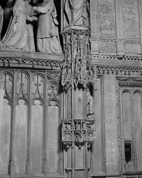 Contrefort de jonction entre la deuxième et la troisième travées sud : socles culs-de-lampe et dais d'architecture à fenestrage et décor de chou frisé.