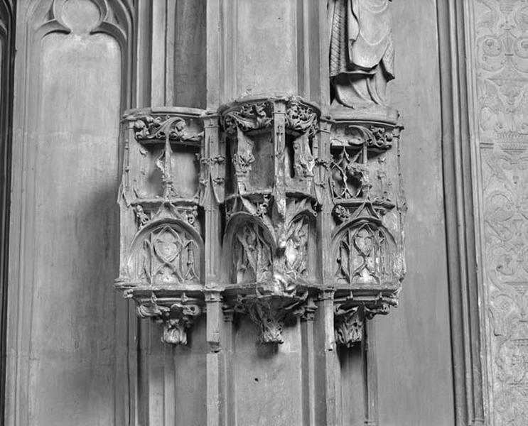 Deuxième travée sud, quatrième section, niches des statuettes : socles culs-de-lampe à fenestrage et décor de chou frisé.