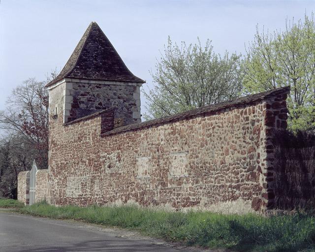 Mur de clôture et pigeonnier à droite de l'entrée de la cour.