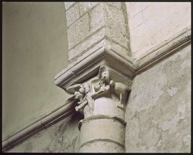 Troisième chapiteau sud : le Christ en croix.