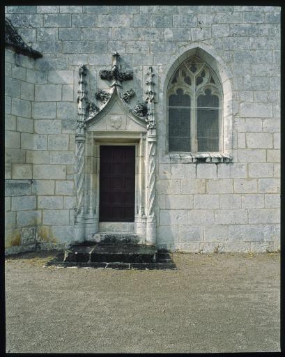 Porte d'entrée et fenêtre de la chapelle sud ouest.