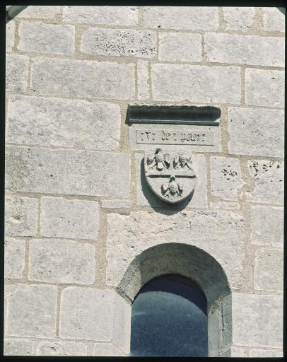 Ecu aux armes de Jean de Poix sculpté sur la façade occidentale.