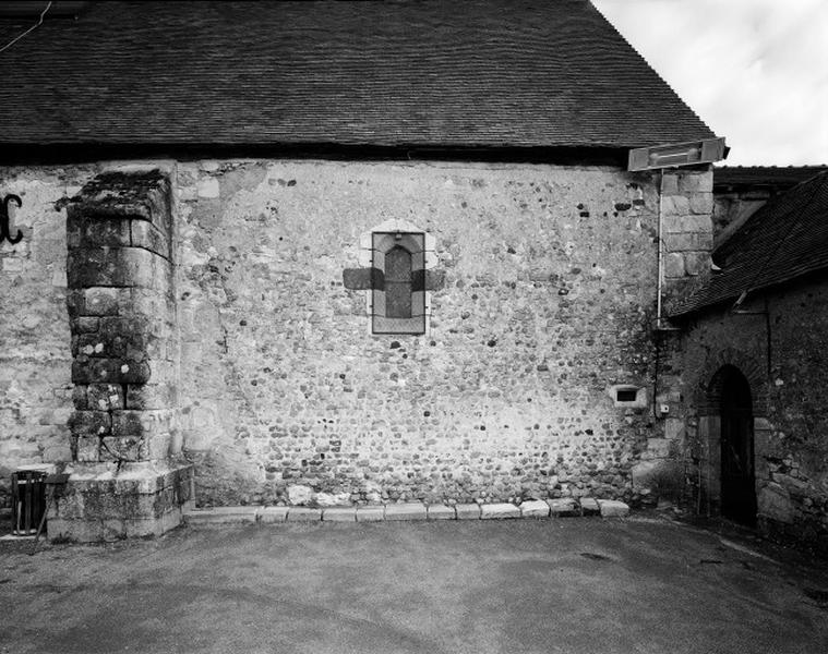 Vue extérieure. Mur sud de la nef avec maçonnerie en petits moellons assisés.