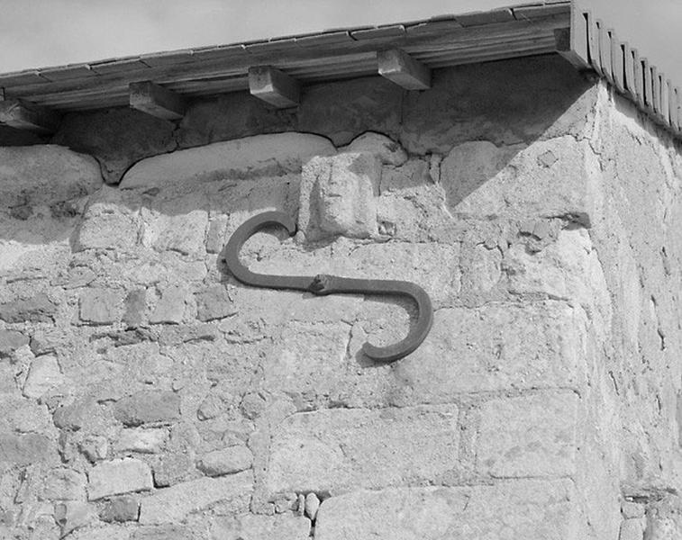 Vue extérieure. Détail d'un modillon sous la corniche du mur sud du chevet.