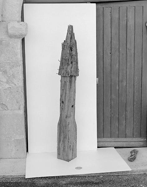 Epi en bois de la flèche du clocher, déposé dans la travée d'entrée de l'église.