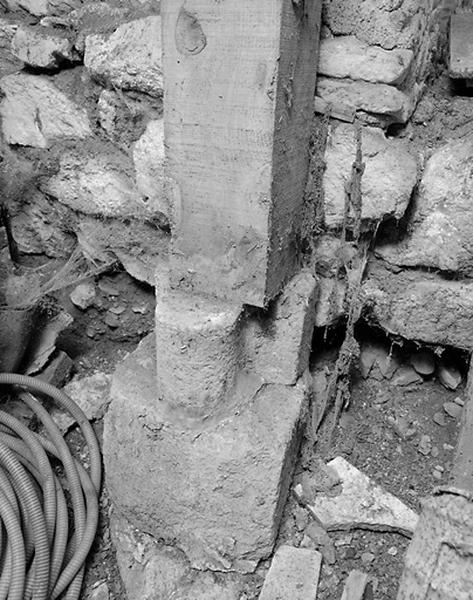 La cave. Elément en remploi.