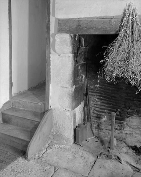 Vue intérieure. Détail de la première cheminée du rez-de-chaussée.