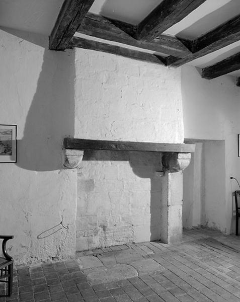 Vue intérieure. Seconde cheminée du rez-de-chaussée.