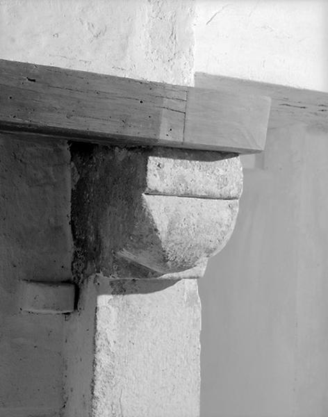 Vue intérieure. Détail d'un corbeau de la seconde cheminée du rez-de-chaussée.