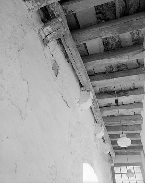 Vue intérieure de l'étage. Corbeaux portant une sablière et solives du plafond.