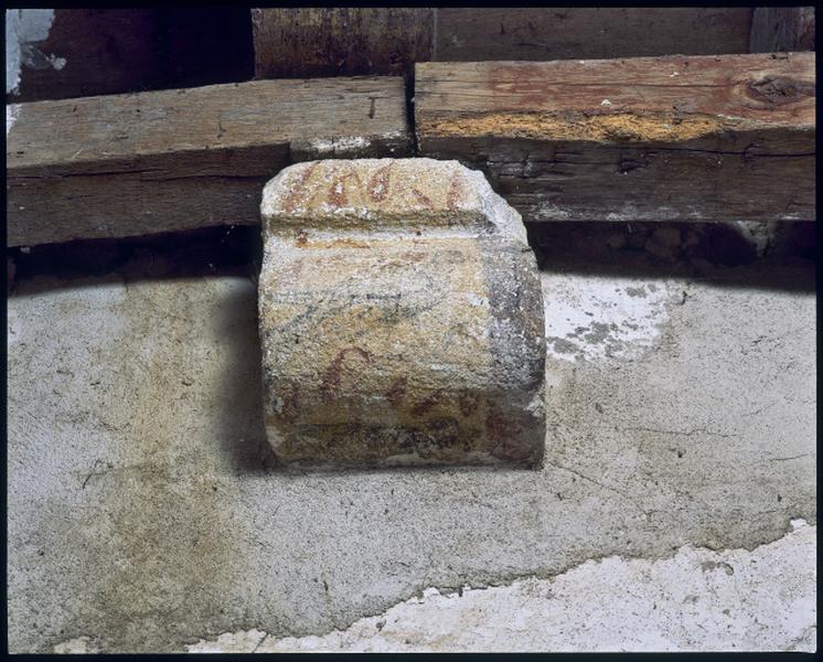 Vue intérieure de l'étage. Pièce avec cheminée et vestiges d'un décor peint.