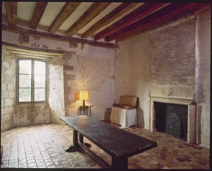 Vue intérieure de l'étage.Vue d'ensemble de la pièce avec cheminée et vestiges d'un décor peint.