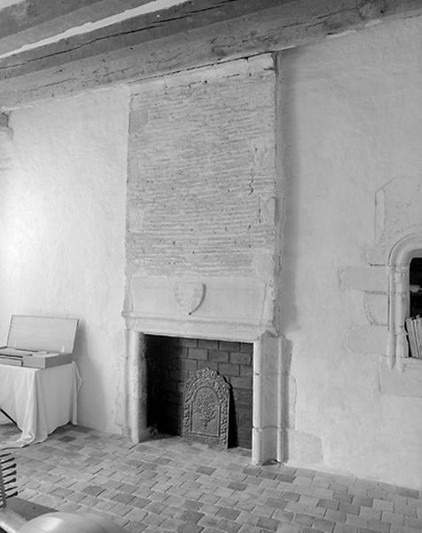 Vue intérieure de l'étage.Vue d'ensemble de la cheminée.