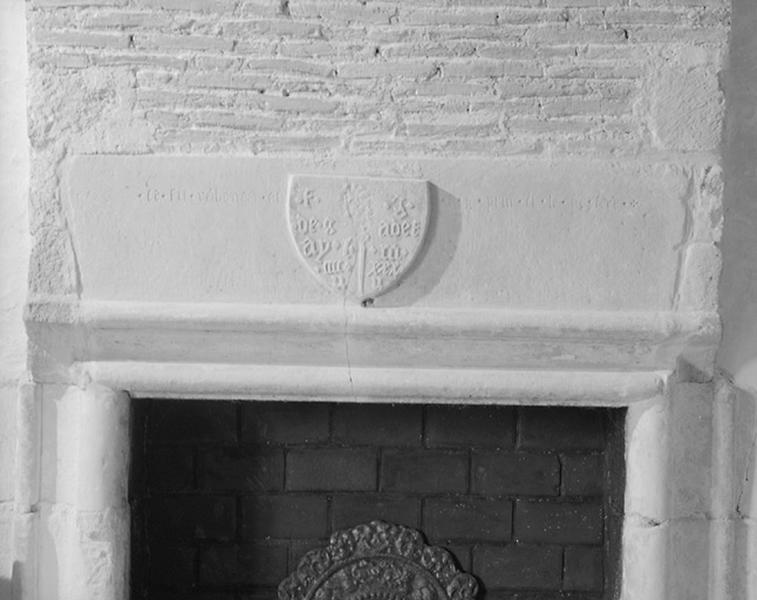 Vue intérieure de l'étage. Détail de la cheminée.