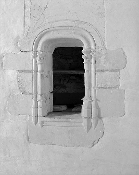 Vue intérieure de l'étage.Détail d'une niche-crédence.