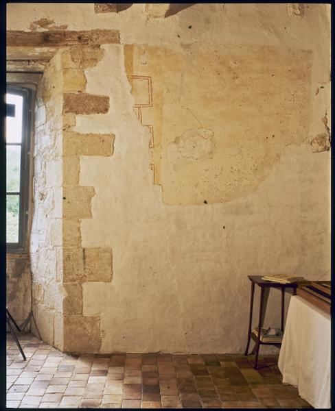 Premier étage. Vestige de faux appareil (encadrement de baie) dessiné à double trait.