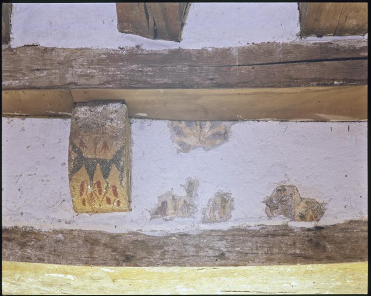 Premier étage. Vestiges de motifs végétaux peints sur un corbeau.