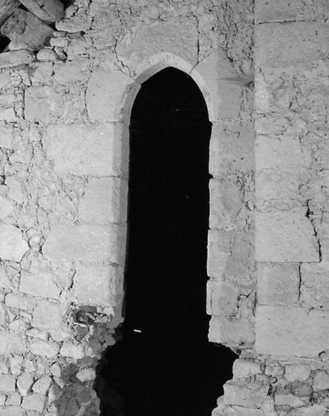 Vue intérieure du comble. Face externe d'une porte en arc brisé de l'édifice médiéval. Vue rapprochée.