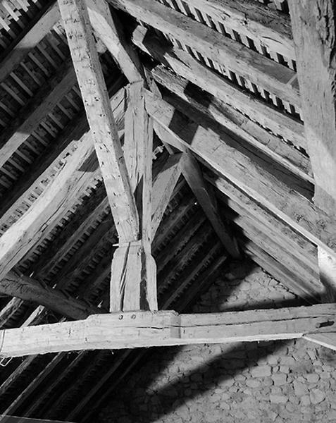 Vue intérieure du comble. La charpente. Détail de l'assemblage du poinçon à l'entrait et aux arbalétriers.