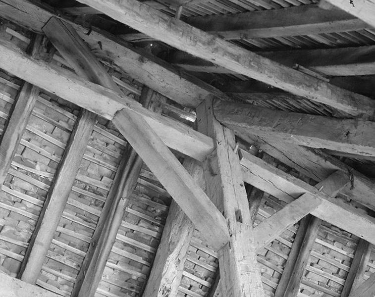 Vue intérieure du comble. La charpente. Détail de l'assemblage du poinçon au faîtage.