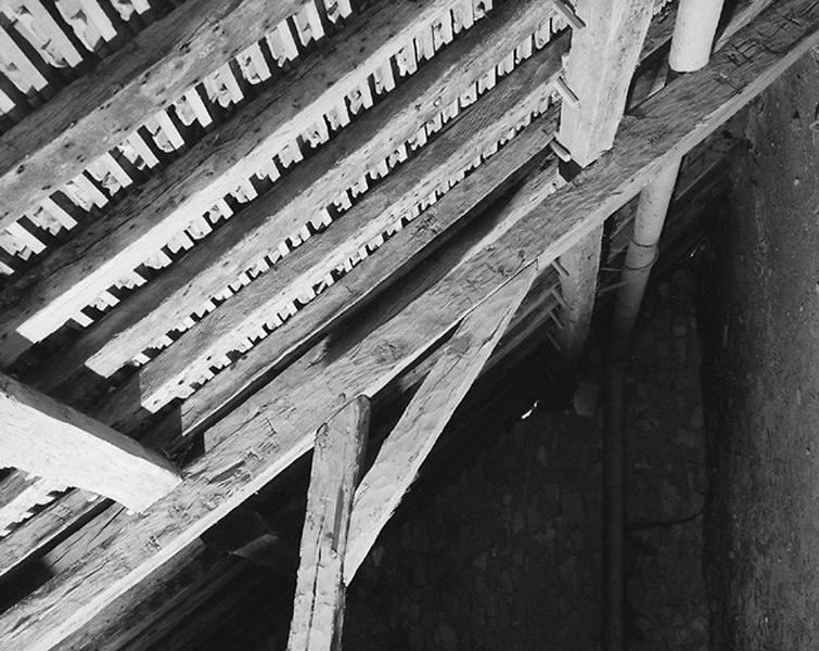 Vue intérieure du comble. La charpente. Détail de l'arbalétrier.