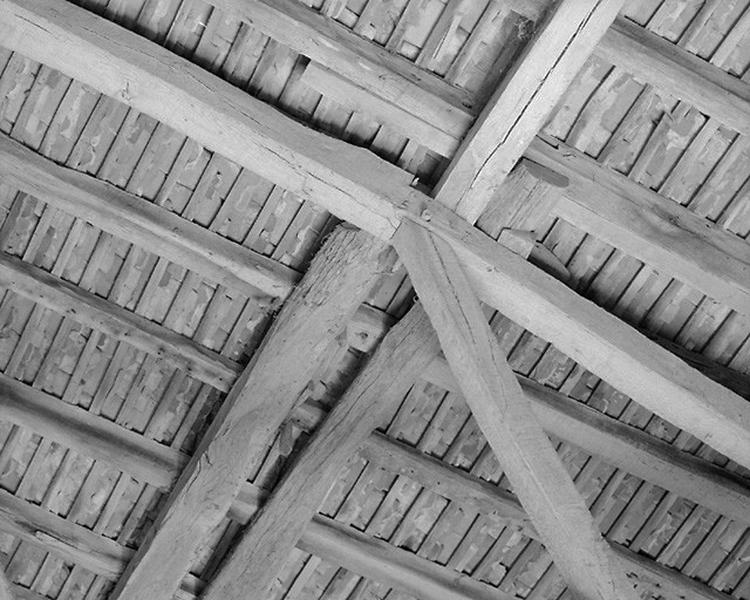 Vue intérieure du comble. La charpente. Détail de l'arbalétrier.