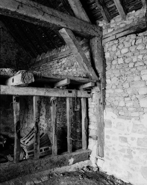 Bâtiment sud. Grange-étable est, vue intérieure. Détail de l'entrait sur poteau.