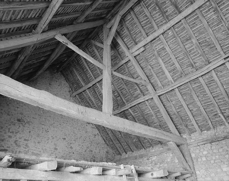 Bâtiment sud. Grange-étable est, vue intérieure. Première ferme de la charpente sur poteaux.