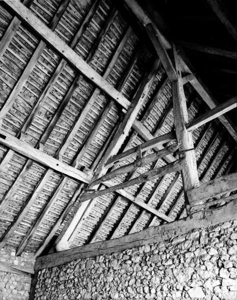 Bâtiment sud. Grange-étable est, vue intérieure. Deuxième ferme de la charpente sur poteaux.