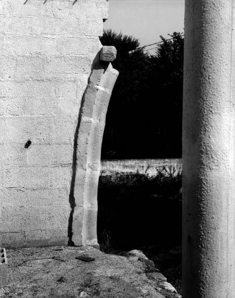 Bâtiment ouest. Claveaux d'ogives en remploi.