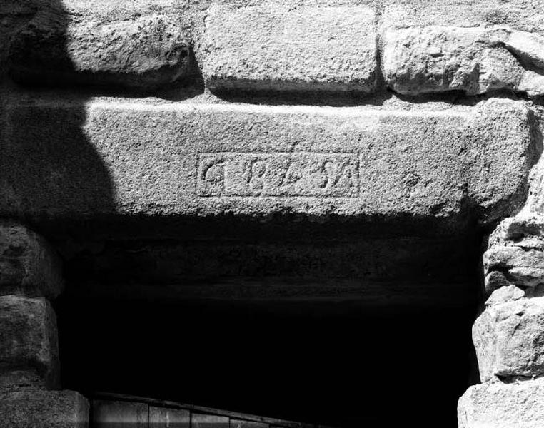 Bâtiment ouest. Inscription non interprétée sur un linteau de porte.