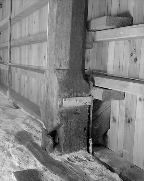 Bâtiment ouest. Maison d'habitation. Entrait de l'église abbatiale en remploi. Détail d'un assemblage en double queue d'arronde.