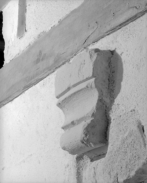 Bâtiment ouest. Maison d'habitation. Fragment d'arc mouluré en remploi.