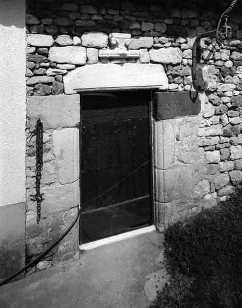 Façade antérieure. Porte d'entrée avec remplois.