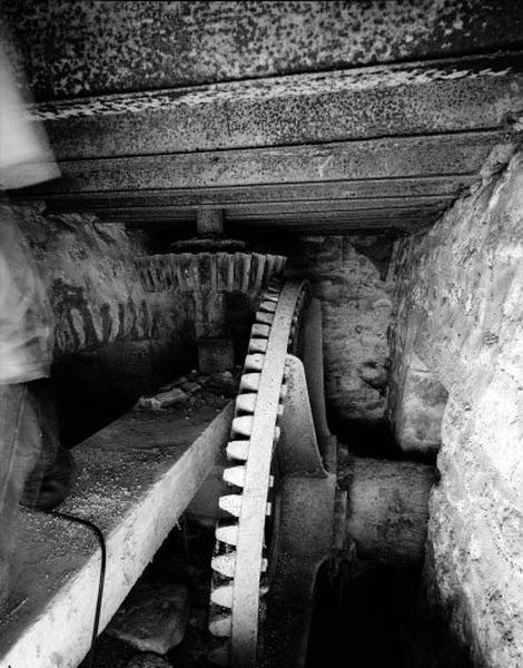 Détail du mécanisme du moulin : rouet et pignon.