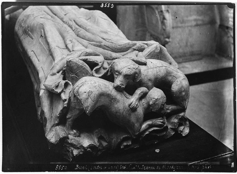 Détail de la statue. Chiens situés au pied du gisant. Vue prise vraisemblablement en 1883, lors du moulage de la statue pour le musée des Monuments Français à Paris.