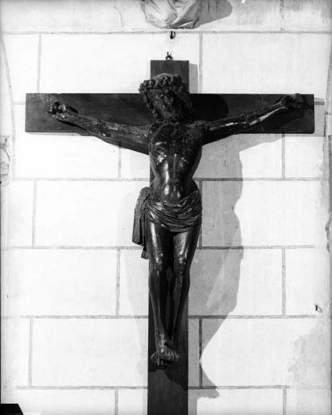 Statue : Christ en croix