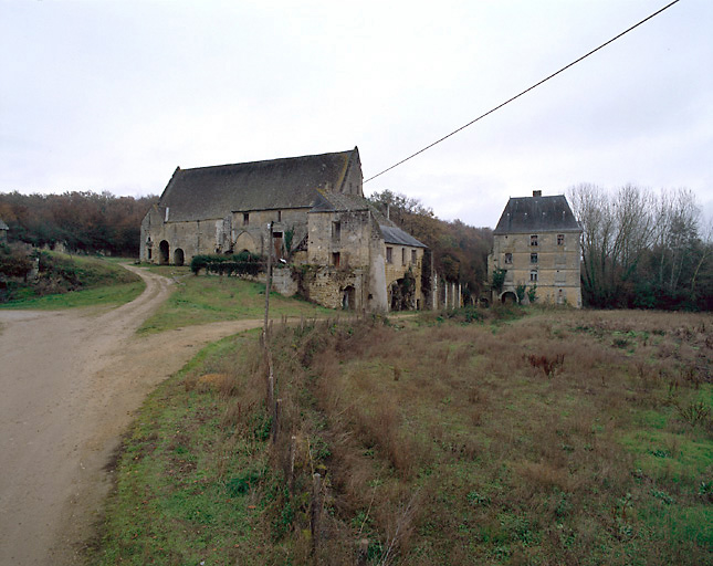 Vue d'ensemble des bâtiments prise depuis le chemin.