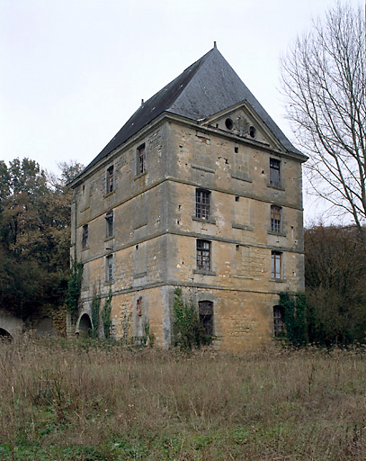 Grand Pavillon. Façade ouest et sud.