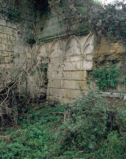 Vestiges du cloître. Arcatures situées au revers du mur sud de l'église.