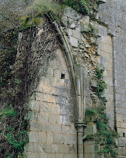 Vestiges de l'église. Colonnette de la 1ère travée du bas-côté sud, situé sur le pignon nord de l'aile ouest.