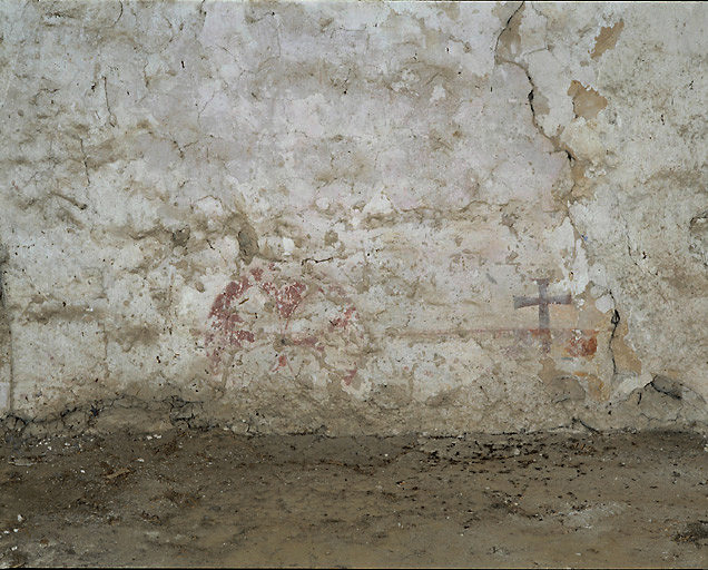 Vue intérieure. Partie haute du chevet. Mur nord. Peinture murale : Croix de consécration.