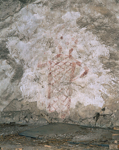 Vue intérieure. Partie haute du chevet. Mur nord. Niveau supérieur situé au dessus de l'arc brisé. Peinture murale : Personnage en armure.