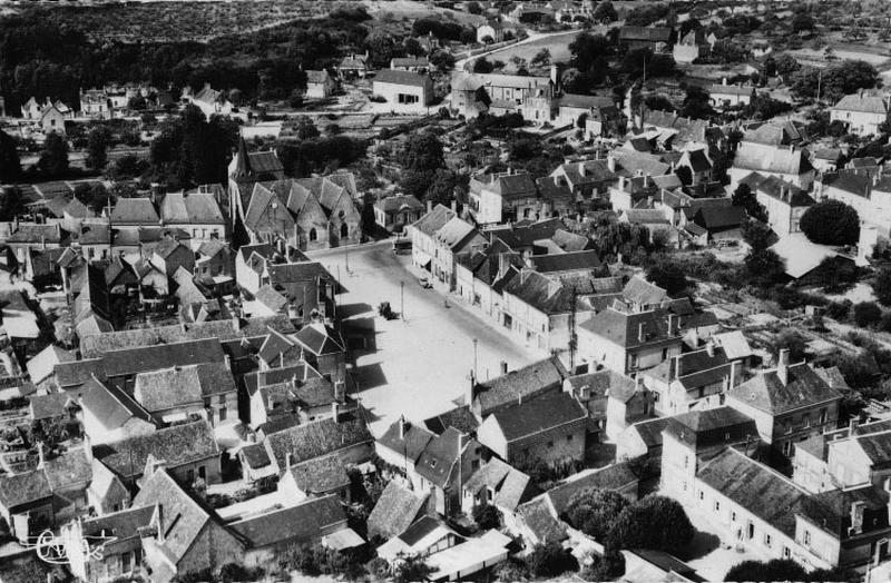Vue aérienne du bourg prise dans les années 1950.