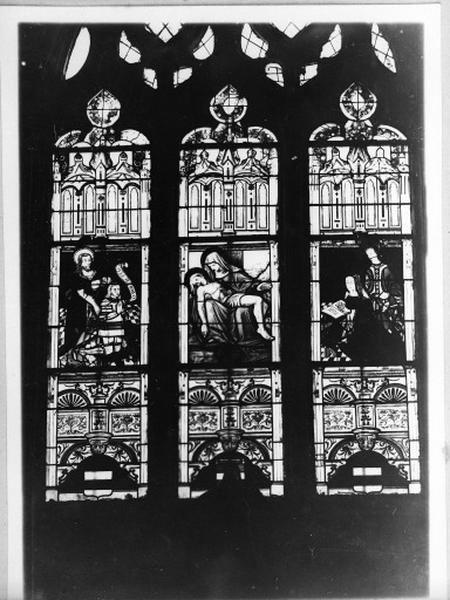 Vue d'ensemble de la verrière du choeur. Descente de Croix encadrée à gauche par saint Jean Baptiste, à droite par sainte Catherine d'Alexandrie et les donateurs agenouillés. Verrière restaurée par Van Guy.
