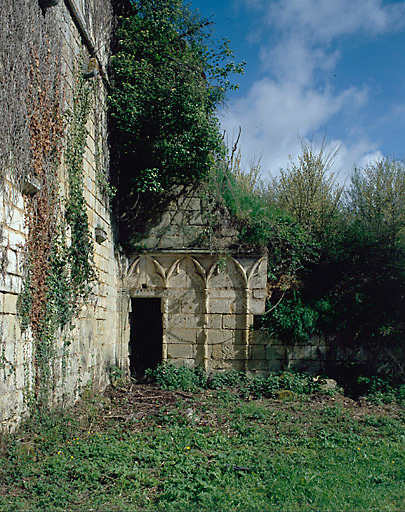 Vestiges du cloître, arcatures situées au revers du mur de l'église.